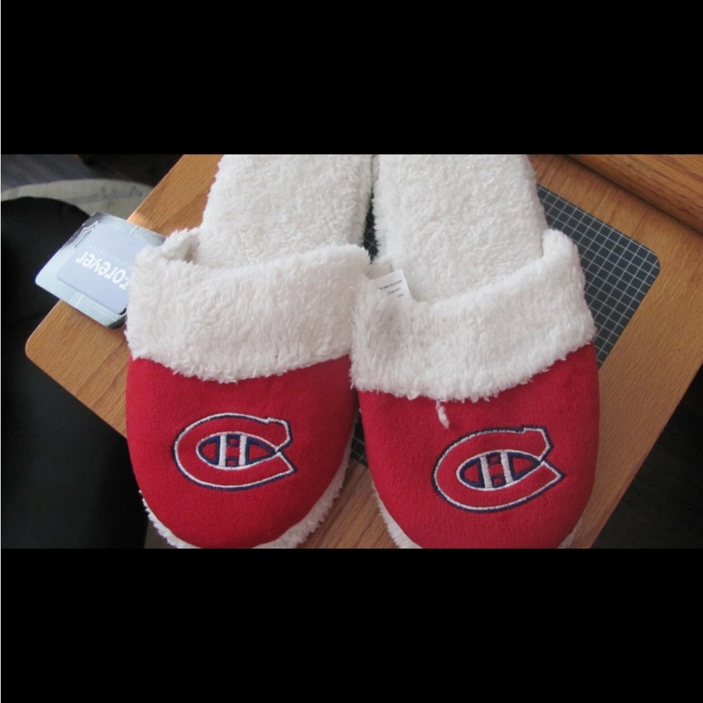 Forever Collectibles Red and White Women's Slippers XL NWT capitals. Hockey
